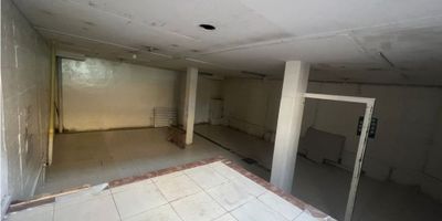Se arrienda excelente local comercial en el Centro. Consta de 140 metros con un baño. Es muy amplio, perfecto para local comercial o bodega. Excelente ubicacion. 
