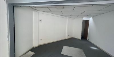 Se arrienda excelente local en Villamaria. Consta de 17 metros, es de un solo ambiente con un baño. Con excelente ubicacion en zona muy segura y tiene facil acceso a transporte publico. 
