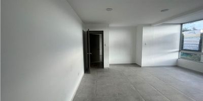Se arrienda espectacular casa comercial de tres niveles en Palogrande. Consta de 3 oficinas, 2 baños, 4 salones, cocina semi integral, pisos en ceramica, muy iluminada y con excelentes acabados.  Con excelente ubicacion en zona muy segura y tiene facil acceso a transporte publico.
 
