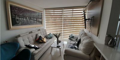 Alquiler de espectacular apartaestudio de dos ambientes en excelente sector de la ciudad, sobre avenida principal. Cerca a super mercados,clinicas e iglesias.Consta de 1 alcoba,1baño, cocina integral,zona de ropas,salacomedor y pisos en cerámica. balcón,ascensor, vigilancia y portería.
