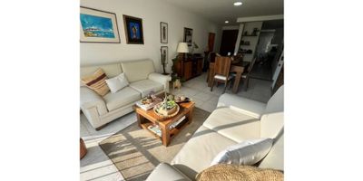 Este amplio apartamento ubicado en Pereira, Risaralda, es una excelente opción para aquellos que buscan un lugar cómodo y funcional para vivir en la ciudad. Con un área construida de 84 M2, cuenta con un total de 4 alcobas, 3 baños y 1 parqueadero cubierto, lo que lo convierte en una vivienda ideal para familias o personas que deseen tener espacio adicional y muy cerca de todo.

Entre sus características internas, se destaca que este apartamento admite mascotas, por lo que es perfecto para aquellos que tienen compañeros peludos en casa. Además, cuenta con un balcón desde el que podrás disfrutar de una vista panorámica de la ciudad, así como con baños auxiliar y en habitación principal para mayor comodidad. También encontrarás clósets para almacenamiento, cocina integral, calentador, hall de alcobas y habitación de servicio, lo que brinda una sensación de amplitud y practicidad.

En cuanto a las características externas, este apartamento ofrece un entorno ideal para vivir en familia. Con acceso pavimentado, podrás llegar fácilmente a tu hogar en cualquier momento. Además, cuenta con áreas sociales, ascensor, centros comerciales cercanos, así como colegios y universidades que garantizan una excelente educación para tus hijos.

En cuanto a seguridad, este apartamento se encuentra dentro de una urbanización cerrada con vigilancia, lo que te brindará tranquilidad y protección. Asimismo, cuenta con una ubicación exterior que permite una mejor iluminación y ventilación natural. Cabe destacar también que está equipado con planta eléctrica, lo que te garantiza un suministro constante de energía en caso de fallos en el servicio.

En resumen, este apartamento en Pereira ofrece una excelente ubicación, comodidad y seguridad para ti y tu familia. Con zonas verdes y una zona infantil, es perfecto para disfrutar de momentos de recreación en un ambiente tranquilo y residencial. No pierdas la oportunidad de adquirir esta vivienda unifamiliar que