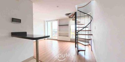 [ARR] ID HOUM: 142528

Entérate de todos los beneficios al arrendar con nosotros:
    • Asistencia e intermediación con el propietario
    • Firma tu contrato online
    • Arrienda sin burocracia, sin papeleos ni notarías

Departamento en arriendo, ubicado en el barrio El Rosario, con una superficie construida de 52.00 m² y superficie total de 52.00  m². 

Sus principales características son:

    • No amoblado
    • 1 dormitorio
    • 2 baños
    • Admite mascotas
    • 1 parqueadero
    • Año de construcción: 2013
    • Bodega
            
Si arriendas con nosotros, te brindamos asesoría personalizada durante todo el proceso.
        

Requisitos para arrendar con nosotros:

    • Arrienda sin codeudor*, fácil, rápido y seguro
    • Demuestra un ingreso mensual neto de al menos 2.5 veces el valor del arriendo (los ingresos mensuales se pueden complementar por las personas que vivirán en este inmueble)
    • Completa tu información básica y mándanos tus extractos bancarios o documentos que demuestren tus ingresos
    • No debes tener reportes negativos en centrales de crédito
        

IMPORTANTE:

    • Te invitamos a agendar una visita a esta propiedad
    • Si tienes alguna duda por favor puedes solicitar más información desde los portales como también contactarte directamente con nosotros
    
Más que una inmobiliaria, somos Houm.
*Aplican T&C