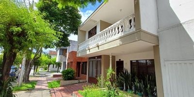 OPORTUNIDAD! AMPLIA CASA EN ALVERNIA - USO RESIDENCIAL O MÉDICO
Ubicación Premium | Vía Principal | Zona Azul medica de Alta Valorización
Interesante propiedad de 2 plantas en el exclusivo barrio Alvernia de Tuluá. Perfecta para hogar familiar espacioso o inversión comercial en sector médico consolidado.

Lo que ofrece:
6 habitaciones + 2 estudios
Sala-comedor amplios
Garaje espacioso
Balcón, antejardín y patio interior
Dependencia de servicio completa

Ventajas exclusivas:

Ubicación estratégica sobre vía principal
Adaptable para consultorios, clínica especializada o spa
Sector de constante valorización
Papeles en regla, disponibilidad inmediata

¡Viva cómodamente o invierta inteligentemente en una de las mejores zonas de Tuluá!
Precio negociable