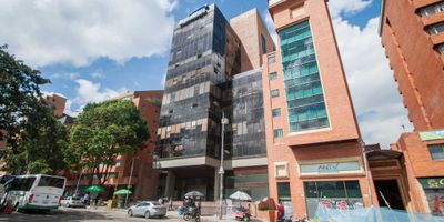 Local en Quinta Camacho, anteriormente utilizado por una prestigiosa clínica odontológica, con un total de 335 m² distribuidos en 14 espacios. El área privada en el primer piso es de 218 m², complementada por un mezzanine y semisótano que suman 117 m² adicionales. Ideal para usos médicos o comerciales gracias a su distribución y ubicación privilegiada.