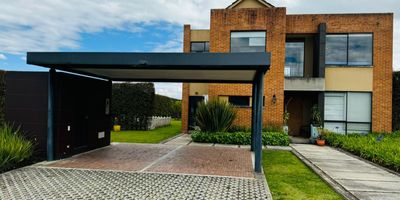 Codigo 18048. ¡Tu refugio ideal está aquí! Descubre esta espectacular casa amoblada en el exclusivo sector de Refugio del Valle, justo al lado del Club La Pradera de Potosí. Diseñada con acabados AAA que combinan elegancia y confort, esta propiedad te brinda un ambiente de lujo en medio de la naturaleza.Detalles de la propiedad: Área construida: 270 m², Área del lote: 1,000 m², Área de pérgolas: 78 m²Distribución interior:La casa cuenta con tres habitaciones, cada una con baño privado (la principal incluye un vestier amplio), un family room ideal para momentos en familia, y una oficina cerrada para trabajar desde casa. La sala, con chimenea, y el comedor reciben abundante luz natural, mientras que la cocina semiabierta facilita una experiencia culinaria práctica y acogedora. Además, dispone de zona de ropas, cuarto de servicio (CBS), baño social y cuatro parqueaderos (dos cubiertos y dos descubiertos).Disfruta de una pérgola con zona BBQ, perfecta para reuniones, y una vista panorámica que hará de cada día una experiencia relajante.El conjunto ofrece un club house completo con piscinas, jacuzzis, sauna, turco, canchas de squash, gimnasio, salones comunales, parque infantil y canchas de baloncesto.Valor de alquiler: $7,000,000 + administración.No pierdas la oportunidad de vivir en este lugar único, rodeado de naturaleza y con todas las comodidades que mereces. ¡Contáctame para agendar tu visita y descubre tu nuevo hogar!