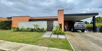 Casa campestre en arriendo en Aviñón, condominio campestre ubicado en uno de los lugares más exclusivos de Pereira, Malabar, donde podrás disfrutar de los beneficios de un estilo de vida campestre, un lugar que sorprende por su urbanismo, sus paisajes que comprenden bosques, guaduales y montañas.

El condominio cuenta con seguridad privada, zonas verdes, amplias vías, andenes, senderos y paisajismo. Con arquitectura moderna, espacios amplios, eficientes e iluminados. Un conjunto con una apariencia muy natural que se armoniza con el entorno y la región.

La vivienda cuenta con 300 m² construidos y lote de 1500 m² completamente plano, sala-comedor, baño social, amplia terraza cubierta con ventilador de techo, asador y cocineta con nevera y cava de vinos, jardín interno, cocina abierta, zona de ropas con muebles y habitación del servicio con baño. En la zona privada cuenta con 2 habitaciones auxiliares cada una con vestier y baño privado, habitación principal con vestier, baño, terraza y aire acondicionado. El estudio es cerrado para mayor privacidad. 

Todos los cuartos, incluido el del servicio y estudio cuentan con ventilador de techo, screen y blackout.

Tiene dos parqueaderos cubiertos más cuatro descubiertos y cuarto útil, alarma monitoreada desde una app y póliza de seguros con plomería, electricidad, cerrajería. Todo el lote tiene cerramiento en malla.
