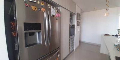 Apartamento Ubicado en el sector de Benedictinos, cuenta con fácil acceso debido a su buena ubicación, además está cerca del Euro de la frontera y Mall la Frontera, Centro Comercial Sao Paulo, tiendas D1, Hospital Manuel Uribe Ángel, Mall Terracina, Mall la Sebastiana, Mall San Lucas y Centro comercial City Plaza.