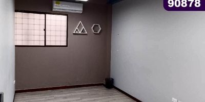 oficina en arriendo, con un área aproximada de 15 m2, en excelente sector de El Porvenir, el cual consta con parqueaderos externos, baterías de baños, patio, BBQ, tanque de agua subterráneo, aire acondicionado, internet. De fácil acceso y transporte, zona de alto comercio, cerca de hoteles, sector financiero y centros comerciales
