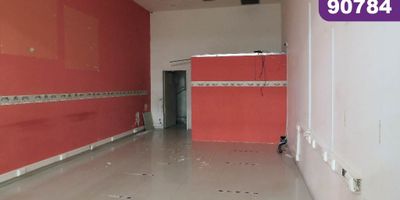 Local comercial en venta, ubicado en Centro Comercial, en el sector de Betania al norte de La Ciudad de Barranquilla; de fácil acceso y transporte público, cerca de otros centros comerciales, hoteles, almacenes de cadena, Bancos y oficinas del distrito. El local de segundo piso, cuenta con un área de 46 m2, baño privado y una amplia vitrina; el centro comercial ofrece amplios parqueaderos de visitantes ubicados en sótano y en el exterior, Planta eléctrica, Lobby, doble escaleras de emergencia, sistemas de alarma contra incendios y ascensores.