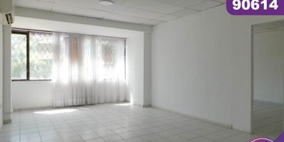 Local en arriendo ubicado en la ciudad de Barranquilla, en el barrio El prado, el local se encuentra en piso 2, con un área construida aproximada de 71 mt2 y consta de 1 baño, buena distribución en sus áreas, su entorno es comercial, muy cerca de la calle 72, con cómodas vías de acceso y facilidad al transporte público cercano, sobre el sector puede encontrar, supermercados y bancos.