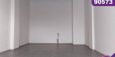 Local en arriendo con un área de 125 m2 en complejo empresarial de uso mixto con tres torres independientes, una torre de oficinas, una torre de apartamentos y una torre de estudios amoblados tipo suite, con 25 locales orientados a suplir una gran demanda de servicios financieros y de comercio en el sector. El complejo tiene cuenta con 12 pisos y 4 niveles de parqueaderos en donde se encuentran 400 cupos de parqueo, 100 de ellos para visitantes. El diseño contempla para las tres torres accesos y servicios totalmente independientes cuenta cada uno con Lobby tipo hotel a doble altura y dos o tres ascensores por torre y excelentes niveles de seguridad.