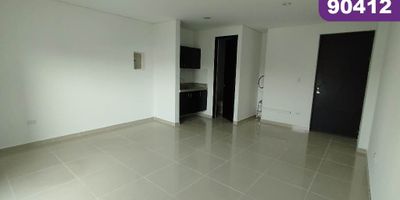 Oficina en arriendo, ubicada en acreditado Centro Empresarial, sobre una de las Vías comerciales e industriales más importantes de la Ciudad de Barranquilla como lo es la Via 40, de fácil acceso y transporte, cerca de bancos, ferreterías industriales, cajas de compensación, parques industriales y complejos empresariales. La oficina cuenta con 40 m2, lamparas, excelente iluminacion natural, pisos de porcelanato, 1 baño, cocineta, espacio tipo balcón para colocar maquina de aire y con buena vista, 1 garaje privado y deposito. El complejo tiene amplios parqueaderos, cafeterías, torre de oficinas y vigilancia privada con circuito cerrado de tv.