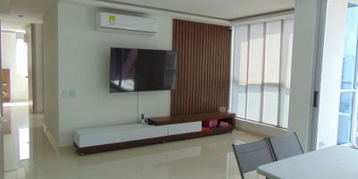 Apartamento en venta en la ciudad de Barranquilla ubicado en el barrio Miramar, en un edificio con vigilancia privada las 24 Horas y zonas sociales de entretenimiento, el apartamento cuenta con un área aproximada de 98 mt2 , distribuidos en 3 habitaciones, 2 baños, un estudio, sala-comedor, cocina integral, zona de labores y cuarto de servicio, 1 parqueadero asignado, buena distribución en sus áreas con buenos y modernos acabados, es fresco y acogedor, su entorno es tranquilo, residencial con cómodas vías de acceso y facilidad al transporte publico cercano, sobre el sector puede encontrar, parques, colegios, iglesia, droguerías cercanas y centro comercial.