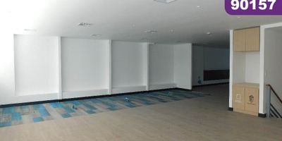 Local en arriendo o venta de 288 m2, ubicada en complejo empresarial en el sector de Alto Prado al norte de la Ciudad de Barranquilla, sector comercial y financiero donde se encuentran grandes empresas de la Costa y el País, de fácil acceso, cerca de centros comerciales, hoteles, bancos, almacenes de cadena, amplias rutas de buses, cerca de una de las vías industriales más importantes de la Ciudad como es la vía 40,  excelentes acabados, iluminación,  2 garajes privados. El edificio cuenta con lobby doble altura, lujosos acabados, cafeterías, planta eléctrica de suplencia total, aire acondicionado, mensajería interna, seguridad privada con los últimos estándares, detectores de humo, circuito cerrado de tv, ascensores, baños en cada piso, parqueaderos de visitantes, salas de juntas, salón de conferencias y gym.