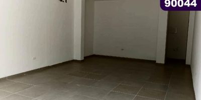 Local comercial en arriendo con 230 m2, ubicada en el sector de Alto Prado al norte de la Ciudad de Barranquilla, sector con alta actividad económica, cerca de bancos, almacenes de cadena, hoteles, restaurantes, otros centros empresariales y comerciales; zona de alto flujo vehicular y personas, facilidad de acceso y transporte público. El Local cuenta con excelentes acabados, iluminación, 3 baño, recepción, sala de espera, oficinas, sala de juntas, patio, zona de parque interno y 7 parqueaderos externos, tanque elevado, acceso 24/7.