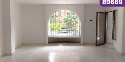 Local en arriendo ubicado en la ciudad de Barranquilla sector Granadillo, el local se encuentra en piso 3 con un área de 50 mt2 y consta de 1 baños, 1 parqueadero, buena distribución en sus áreas con amplios y cómodos espacios, fresco y acogedor, su entorno es tranquilo y residencial con cómodas vías de acceso y facilidad al transporte publico cercano, sobre el sector puede encontrar, parques, colegios, restaurantes y droguerías cercanas.