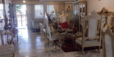 Casa arriendo en la ciudad de Barranquilla ubicado en el barrio San Vicente, con un área aproximada de 565 mts2, en excelentes condiciones de estructura y acabados, esta hermosa casa se ubica en zona de instituciones médicas, centros comerciales, zonas bancarias y demás comercios e instituciones.nInicia con una amplia terraza con ante jardín, que puede adecuarse hasta para 4 parqueos de visitas, además de un parqueo interno y garaje cerrado lineal, con capacidad para 2 vehículos. Cuenta  con 3 habitaciones con baños privados, 1 estudio con espacios definidos de recibo, sala, comedor, estudio tipo oficina cerrada con biblioteca, fresca terraza interna que antecede un hermoso patio tipo andaluz, la cocina amplia cuenta con dotación completamente integral con salida a la calle, para el tránsito de los desechos, además de zona de lavandería y alcoba de servicio con baño privado, patio de ropas independiente.