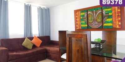 Se arrienda apartamento amoblado en Barranquilla en el sector de Villa Carolina, edificio con vigilancia privada las 24 Horas.  El edificio cuenta con 5 pisos y el apartamento se encuentra en piso 4  con un área de66.12 mt2,  consta de 3  habitaciones,  2 baños, habitación principal con baño interno, sala, comedor, cocina, balcón,  consta con   buena distribución en sus áreas con amplios y cómodos espacios, fresco y acogedor, conjunto con amplias zonas sociales  su entorno es tranquilo y residencial con cómodas vías de acceso y facilidad al transporte publico cercano, sobre el sector puede encontrar supermercados.