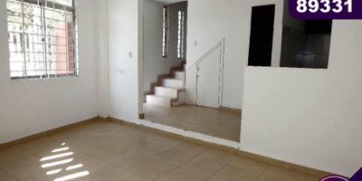 Local en arriendo en la ciudad de Barranquilla ubicado en el barrio Villa carolina, con un área aproximada de 258.8 mt2, cuenta un uso del suelo PolígonoPR-2, que permite algunas actividades comerciales compatibles, este inmueble está distribuido en 3 plantas y cuenta con 4 habitaciones, 2 baños mas el baño social, estudio, sala-comedor, cocineta y zona de labores, esta casa se destaca por la buena distribución en sus áreas por contar con buenos y conservados acabados,  su entorno es residencial,  con cómodas vías de acceso y facilidad al transporte publico cercano, sobre el sector puede encontrar, parques, iglesia y restaurante la garosa.