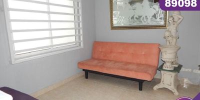 Casa  en venta de 3 pisos, en la ciudad de Barranquilla, ubicada en el sector de Villa Carolina, con un área aproximada de 113 mts2 , distribuidos en 5 habitaciones, 5 baños, sala y comedor independientes, un estudio, cocina semi integral,  y 2 parqueaderos, lado sombra, buena distribución en sus áreas con buenos y conservados acabados, es fresco y acogedor, su entorno es tranquilo, residencial con cómodas vías de acceso y facilidad al transporte público cercano, sobre el sector puede encontrar, parques, super mercados, centro comercial