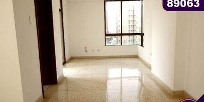 Se vende apartamento ubicado en Barranquilla sector de alto Prado, el edificio cuenta con 11 pisos  y el apartamento se encuentra en piso 6, cuenta con un área construida de 150 mt2 aproximadamente que están distribuidos en 3 amplias habitaciones, 2 baños mas el baño social, sala y comedor independientes, estudio, cocina tradicional, zona de labores y dos parqueaderos asignados bajo techo, el apartamento se destaca por sus amplios y cómodos espacios, su buena distribución en sus áreas, por ser fresco y acogedor y contar con gran iluminación natural,sobre el sector puede encontrar restaurantes, hotel, supermercado, droguería y parques cercanos, sector tranquilo, comercial y residencial, con cómodas vías de acceso y facilidad al transporte público cercano.