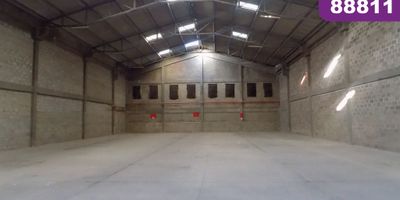 Bodega en parque industrial en arriendo, ubicada estratégicamente cerca de la Vía 40 en la Ciudad de Barranquilla, con buenas vías de acceso para mulas y camiones, cerca de puertos, zonas francas y vías importantes de comunicación como la circunvalar y el corredor portuario; en el sector se encuentran ubicadas grandes y reconocidas compañías a nivel nacional e internacional, además hay facilidad de rutas de transporte público. La bodega cuenta con 1.279 m2 de almacenamiento, especificaciones internacionales, 1 muelle, rampa de acceso, 12 metros de altura a la copa, piso de alta resistencia, baños, excelente ventilación, techo con laminas para luz natural, posibilidades de estantería y de asignar potencia eléctrica en kva. El parque cuenta con vigilancia privada, circuito cerrado de tv, garita de control, un patio amplio de maniobras, subestación eléctrica, parqueadero de visitantes y sistema de planta solar que garantiza una energía confiable.