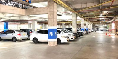 Loca comercial en arriendo con 104.70m2, ubicada en el sector de el Golf al norte de la Ciudad de Barranquilla, sector con alta actividad económica, cerca de panaderías, almacenes de cadena, restaurantes y colegios cercanos; zona de alto flujo peatonal y vehicular, facilidad de acceso y transporte público. El complejo tiene seguridad privada, planta eléctrica, terraza al aire libre, ascensores y escaleras eléctricas, 2 zonas de parqueo interno y externo, Wi-Fi.