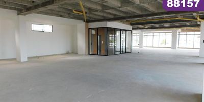Local para en arriendo en centro comercial; ubicado en el sector comercial de Alto Prado, al norte de la Ciudad de Barranquilla, sobre una de las vías más importantes, cerca de exclusivos restaurantes, almacenes de cadena, hoteles, emisoras y otra gran variedad de actividades que generan un alto flujo de personas y vehículos. El local cuenta con 250 m2, amplia vitrina y ascensor directo al piso. El centro comercial, tiene amplias zonas de parqueo interno y externo, seguridad con circuito cerrado de tv y ascensor.