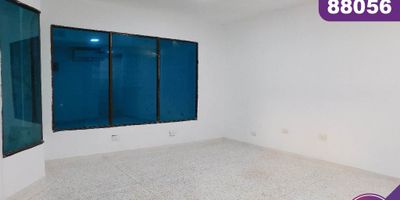 Se arrienda local comercial ubicado en Barranquilla sector del Barrio Alto Prado, en centro comercial, ubicado en segunda planta con un área aproximada de 28 mt2, Baño privado, Sector comercial con cómodas vías de acceso y facilidad al transporte publico cercano, sobre el sector puede encontrar parques, Restaurantes, Supermercados de cadena y hoteles.