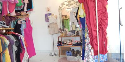 Se vende local comercial ubicado en Barranquilla, sector de Ciudad Jardín, esta dentro de centro empresarial, el local esta ubicado en una segunda planta y cuenta con un área de 23.50 mt2, su uso del suelo es:  PolígonoC-72-SC, cuenta con baño interno y bahía de parqueo comunal, ubicado en una vía principal de alto flujo peatonal y vehicular con cómodas vías de acceso y facilidad al transporte publico cercano, sobre el sector puede encontrar, universidad, hospital, iglesia, bomba de gasolina y hotel cercano.