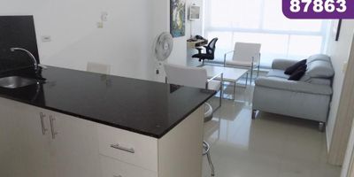 Apartamento amoblado en arriendo ubicado en el exclusivo sector de Riomar al norte de la Ciudad de Barranquilla, cerca de centros comerciales, grandes parques y colegios. El apto esta del lado sombra, cuenta con sala comedor, 1 alcoba con su baño privado, vestier y aire, cocina integral tipo americano, area de labores, calentador y 1 garaje privado. El edificio cuenta con acogedoras zonas sociales, planta eléctrica, lobby, 2 ascensores de alta tecnología, entertainment lounge, sun lounge con bbq, jacuzzi, moon lounge, party lounge, espectacular vista panorámica, gym y parque infantil.