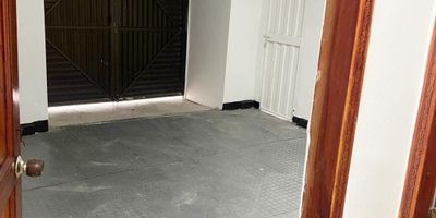 Casa en venta en el barrio lucero. Cuenta con 216 mt2, Sala comedor amplia, 3 habitaciones, 2 baños parqueadero interno, Patio y una amplia terraza. Ubicada cerca a una avenida principal con alta afluencia de rutas de transporte público.