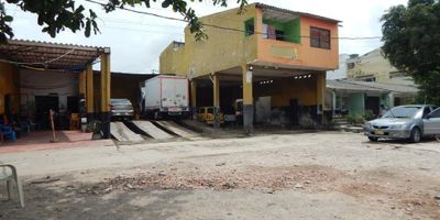 Se vende edificación ubicada en Soledad 2.000 en la urbanización las nueves, actualmente el predio esta distribuido en 1 local, un apartamento y un lote destinado como lavadero, cuenta con un área total de 354.8 mt2, queda sobre una vía principal de alto flujo peatonal y vehicular con comodas vias de acceso y facilidad al transporte pubico cercano.