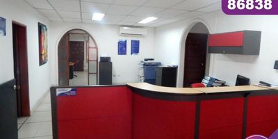 Casa local en arriendo/venta, ubicado en la ciudad de Barranquilla, en el sector del Prado, cuenta con aun área de 356mt2, consta de 5 habitaciones, 4 baños, 2 garajes, amplios espacios, acogedor, de buenos acabados y por su gran iluminación natural. Ubicado en un sector tranquilo y residencial. Además, cuentas con cómodas vías de acceso.