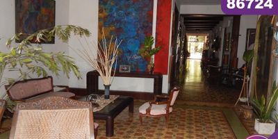 Se arrienda o se venda casa ubicada en Barranquilla sector del barrio Prado, la edificación es de un piso con un área de lote de 1.063 mt2  y un área construida de 505 mt2, Sector normativo: 5ncon Delimitación de area Afectada con Niveles de intervención: nivel 1 conservación integral colindantes con nivel 2 y nivel 4, consta de 6 amplias habitaciones, 4 baños  y 3 parqueaderos dos de ellos bajo techo, acabados arquitectónicos con buena distribucion en sus areas, el sector es de alto flujo peatonal y vehicular, zona comercial, sobre el sector pueden encontrar notaria, almacenes de cadena, supermercados, bancos y almacenes de comercios varios.