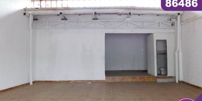 Se arrienda bodega ubicada en Barranquilla sector del barrio la sierra con un área aproximada de 150 mt2, posee 2 baños y 2 cuartos de bodegaje, con un uso del suelo PolígonoPR-2 con actividades comerciales permitidas, cómodas vías de acceso y facilidad al transporte público cercano, cerca al sector se encuentra la vía principal de la cordialidad, ferreterías y supermercados.