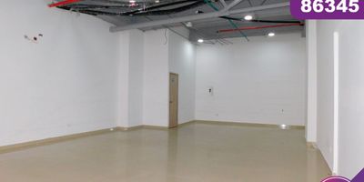 Local comercial en venta ubicado en el sector de Riomar al norte de la Ciudad de Barranquilla, de fácil acceso y transporte, cerca de colegios, centros comerciales, almacenes de cadena, parques y sector residencial; el local es de primer piso, cuenta con 188 m2, pisos de porcelanato, excelente altura, 2 baños, 4 garajes privados y posibilidad de area de terraza.