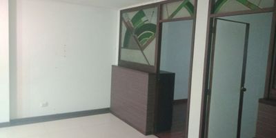 ? Venta de Apartamento en Avenida Santander, Manizales | Oportunidad de Inversión

Este acogedor apartamento ubicado en una de las avenidas más estratégicas de Manizales ofrece comodidad y excelente conectividad. Ideal para quienes buscan una propiedad asequible en zona céntrica.

Dentro del valor de la administración está incluida la factura del agua 

Características Principales:


 Área: 3er piso
 Habitaciones: 2 ?️
 Baño: 1 completo ?
 Sala Principal: Amplia y bien iluminada
 Cocina: Integral ?️
 Zona de Lavandería ?
 Parqueadero: Cubierto en nivel -2 ?
 Servicios Incluidos: Agua ?
 Conserjería: De 9:00 a 19:00 horas, con video portero para mayor seguridad ?


Ubicación Privilegiada:


 Sobre Avenida Santander, cerca de transporte público ?
 Próximo a la Unidad Deportiva Palogrande, universidades, centros médicos, supermercados y zona rosa ??


Precio de Oportunidad ? – ¡Ideal para vivir o invertir! Contáctanos para más información y agenda tu visita.


 
