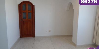 Se vende apartamento ubicado en el norte de la ciudad, en el sector de Riomar, en edificio Valenty, con vigilancia privada, el edificio cuenta con 4 pisos y el apartamento se encuentra en piso 4 - con un área construida de 83 mt2 que constan de 3 amplias habitaciones  - 3 baños mas baño de servici , buena distribución en sus áreas, con buenos y modernos acabados - fresco y acogedor, su entorno es tranquilo y residencial con cómodas vías de acceso y facilidad al transporte publico cercano , sobre el sector puede encontrar colegios, clínicas y almacenes de cadena y centros comerciales cercanos