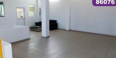 Edificio comercial en arriendo o venta, ubicado en el sector del Barrio Colombia de la Ciudad de Barranquilla, ubicación central y estratégica, sobre una de las vías comerciales mas importantes, facilidad de transporte publico, cerca de frigoríficos, concesionarios, restaurantes, escuelas de conducción, colegios, clínicas, almacenes de cadena y otra gran variedad de actividades comerciales. La propiedad cuenta con un área total construida de 1.100 m2 aprox. en 4 niveles y una gran zona de parqueo; los 3 primeros niveles corresponden a una bodega con local de 560 m2, el primer nivel tiene 333 m2 con sus baterías de baños, en el 2do nivel encontramos oficinas, sala de juntas y baterías de baños y el 3er nivel es un gran área con 2.60 MT de altura, buena ventilación, ideal para bodega y otros usos. En el 4to nivel y con su acceso independiente, hay 4 apartamentos completos y modernos; 3 de 3 alcobas y 2 baños y 1 de 2 alcobas y 2 baños.