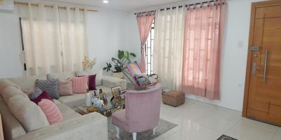 Casa en venta ubicada en Barranquilla sector del barrio las delicias , con un área de lote de 389 mt2 - y un área construida de 238 mt2 - consta de 4 amplias habitaciones - 3 baños y 1 parqueadero - buena distribución en sus áreas con amplios espacios, buenos y modernos acabados, fresco y acogedor, el entorno es tranquilo y residencial con cómodas vías de acceso y facilidad al transporte público cercano sobre el sector puede encontrar, restaurantes, supermercado, y clínicas cercanas.