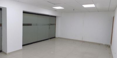 Local u oficina en arriendo, ubicada en Torre Empresarial en el sector de El Prado al norte de la Ciudad de Barranquilla, de fácil acceso y transporte, zona de alto comercio, cerca de hoteles, sector financiero y centros comerciales. El local u oficina es de esquina dentro de la torre empresarial, cuenta con 63.22 m2, pisos de porcelanato, 3 salones, 2 accesos, baño privado y luces. La torre empresarial tiene seguridad privada y amplio parqueadero de visitantes.
