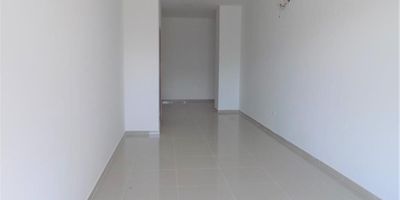 Local comercial en arriendo, en segundo piso de centro comercial, en el sector de El Porvenir, al norte de la Ciudad de Barranquilla; el local se encuentra sobre una de las Vías principales mas importantes, de alta actividad comercial y flujo vehicular. cuenta con excelentes acabados modernos, vitrina y baño. El Centro comercial cuenta amplia zona de parqueo externo e interno para clientes y vigilancia.