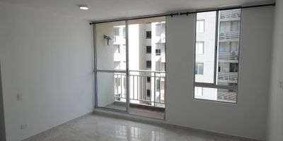 Se arrienda apartamento ubicado en Barranquilla - sector de alto crecimiento y valorización como lo es alameda del rio - en conjunto residencial con vigilancia privada y zonas sociales , cuenta con un área de 51.19 m2 con 3 habitaciones y 2 baños - buena distribución de sus areas - buenos acabados - fresco - acogedor y con gran iluminación natural- cómodas vías de acceso - transporte publico cercano, sobre el sector puede encontrar parques y supermercado de cadena