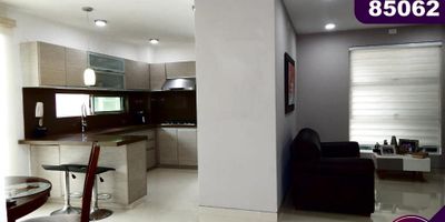 Se vende casa dúplex ubicada en conjunto cerrado al norte de la Ciudad de Barranquilla, en el exclusivo sector de Villa Campestre, sector tranquilo, seguro y de fácil acceso, cerca de los más prestigiosos colegios y universidades, centros comerciales y parques. La casa cuenta con 153 m2 construidos aprox, hermosos acabados de lujo y una excelente distribución de espacios, amplios ventanales que le permiten gran iluminación natural, 3 alcobas con closet y 1 vestier, baño privado y auxiliar, estar de alcobas, baño social, estudio, alcoba y baño para el servicio, gran patio terraza, 2 garajes cubiertos y 2 externos. El conjunto residencial cuenta con zonas sociales muy completas, seguridad privada, lobby, zonas verdes, parque infantil, piscinas, salón social y zona de bbq.