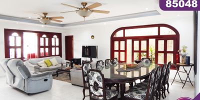 Se vende casa ubicada en Barranquilla - Sector de la cumbre - con un área de lote: 462 mt2 n y 254 mt2 de construidos aproximadamente- cuenta con 3 habitaciones 3 baños - buena distribución en sus areas con buenos y conservados acabados - su amplitud ofrece comodidad y la hace muy acogedora, además que cuenta con gran iluminación natural - fresca - sector tranquilo y residencial con cómodas vías de acceso y facilidad al transporte publico cercano