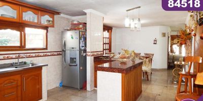 Se vende casa ubicada en Barranquilla - sector de Betania - cuenta con un área de lote de  265.00 m2 y un área construida de 157.00 m2 - 5 amplias habitaciones - 4 baños - 1 garaje que actualmente funciona como una habitación -  buena distribución de sus areas - buenos acabados - amplia y acogedora, cuenta con gran iluminación natural - fresca- sector tranquilo y residencial - con cómodas vías de acceso y facilidad al transporte publico cercano