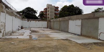 Lote en arriendo con uso comercial y de salud con 300 m2, ubicado estratégicamente en el sector de Alto Prado al norte de la Ciudad de Barranquilla, zona de alta actividad comercial, donde encontraremos grandes clínicas, laboratorios, droguerías y centros médicos, de fácil acceso y transporte, el lote tiene un gran potencial para la construcción de un excelente proyecto.