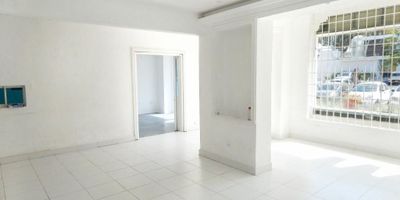 Casa - Local en venta ubicada al norte de la ciudad de Barranquilla en el sector del barrio el Prado , cuenta con un área de 650m2 , anteriormente funcionaba una IPS , dispone de 13 espacios para uso de oficinas , 4 baños , sala de espera y recepción , fachada con vitrina , área para de bodegaje , espacio para archivos , patio amplio con 2 cajas de aire , parqueadero en la zona externa , sobre una vía principal , muy cerca a zona comercial , zona bancaria , zona empresarial , transporte publico cercano