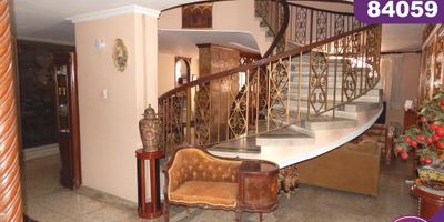 Se vende  casa en Barranquilla - sector de Riomar -   cuenta con un área de lote 751.00 m2 y un área construida de 635.00 m2 -  5  amplias habitaciones - 4 baños -  sala principal, sala auxiliar, comedor principal, comedor auxiliar, estudio, dos Terrazas, patio y garaje doble cubierto, doble caja de aire balcón, alcoba y baño de servicio , sus amplios espacios ofrecen un entorno cómodo, agradable y familiar , además de contar con buenos acabados , cuenta con gran iluminación natural , fresco - el sector es tranquilo y residencial - cómodas vías de acceso con transporte publico cercano - sobre el sector puede encontrar parques cercanos.